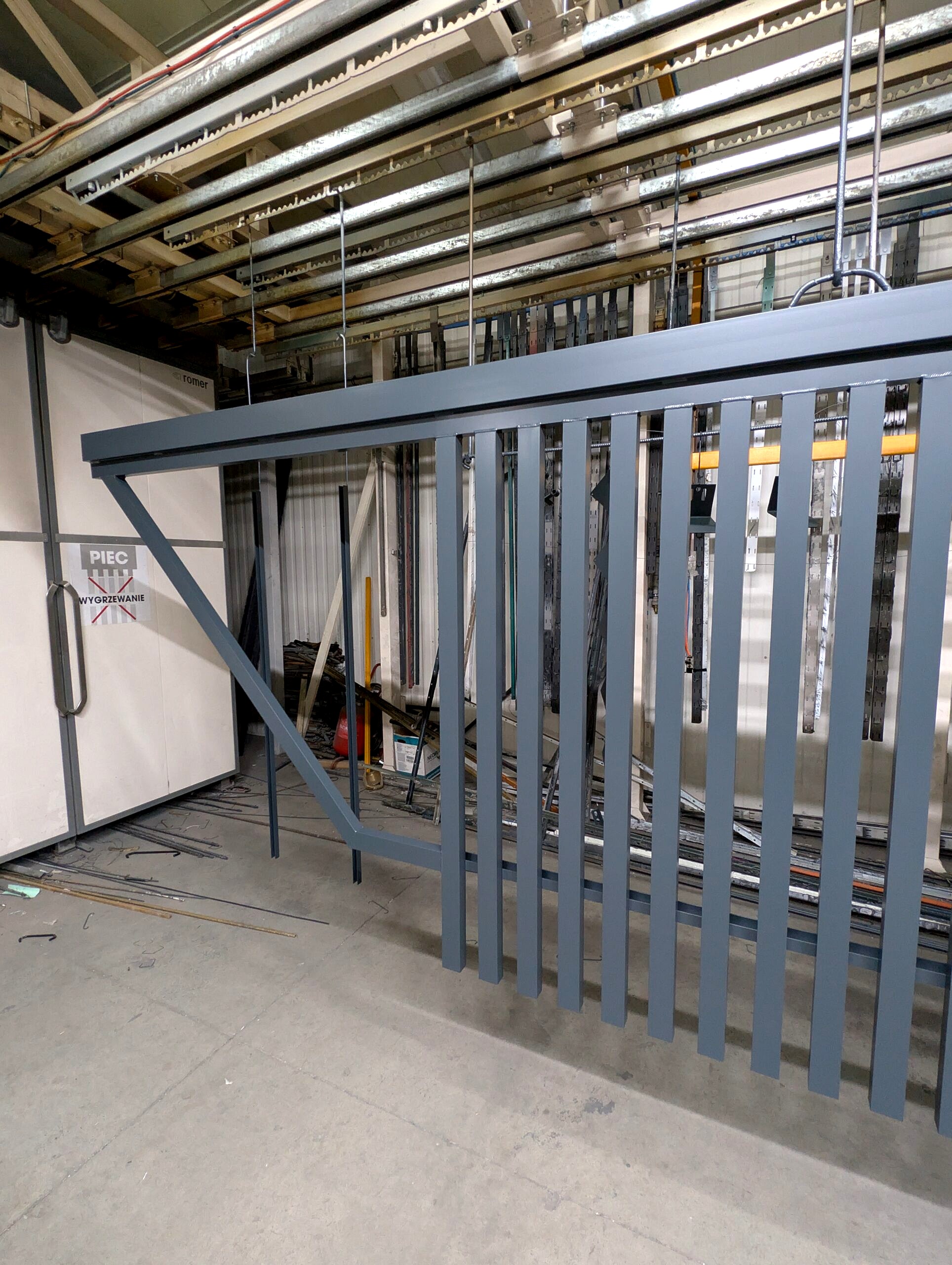 Brama stalowa po renowacji i malowaniu proszkowym w kolorze RAL 7016 satyna