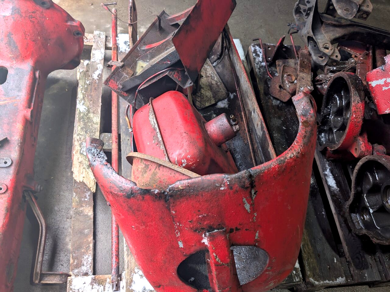 Śrutowanie elementów maszyn rolniczych i budowlanych – przygotowanie do renowacji i zabezpieczenia antykorozyjnego