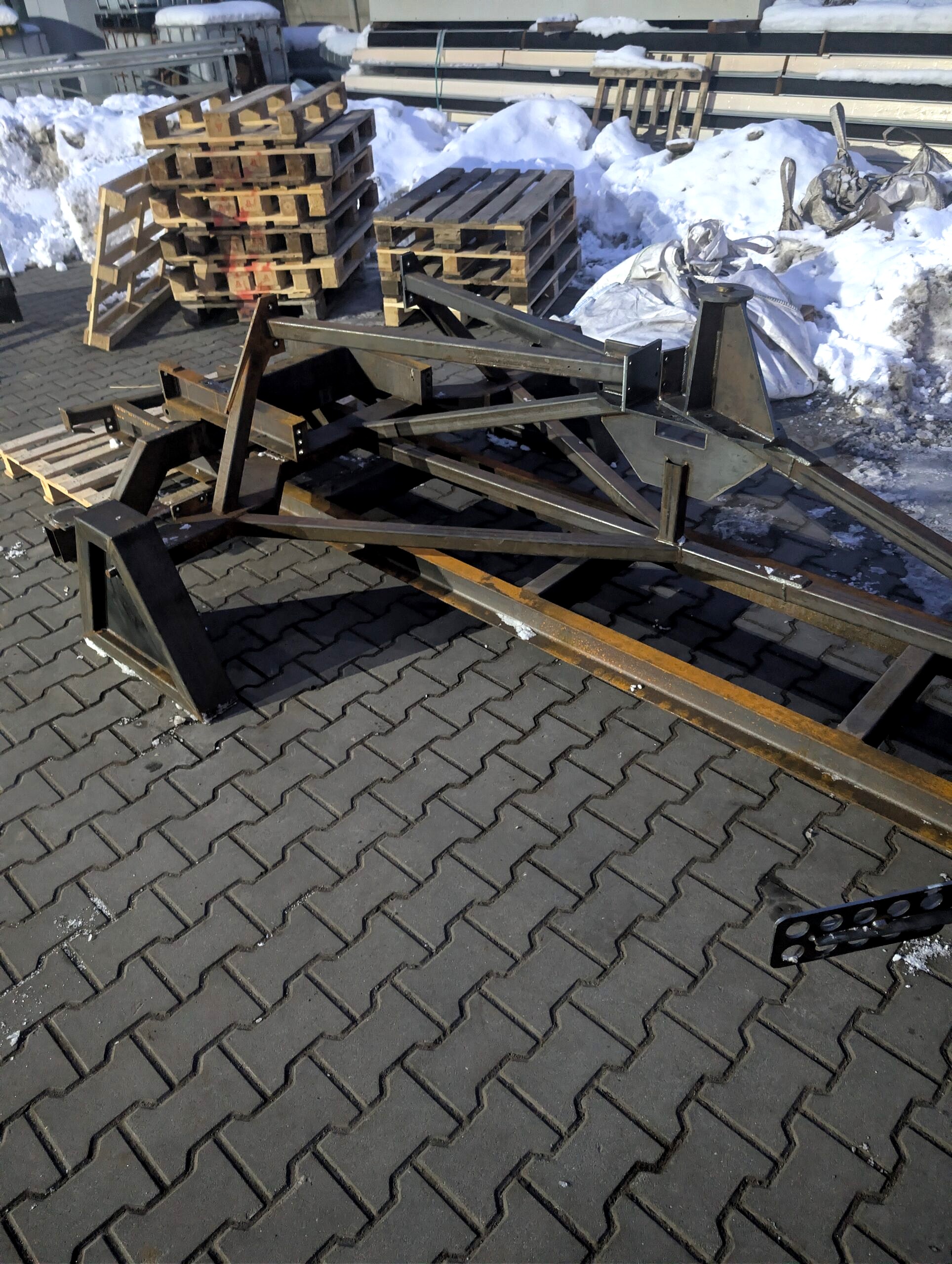 Surowa stalowa konstrukcja transportowa do schodów przed śrutowaniem i lakierowaniem przemysłowym