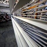 Malowanie proszkowe profili aluminiowych – seryjna obróbka ponad 2000 metrów bieżących profili zawieszonych w lakierni przemysłowej