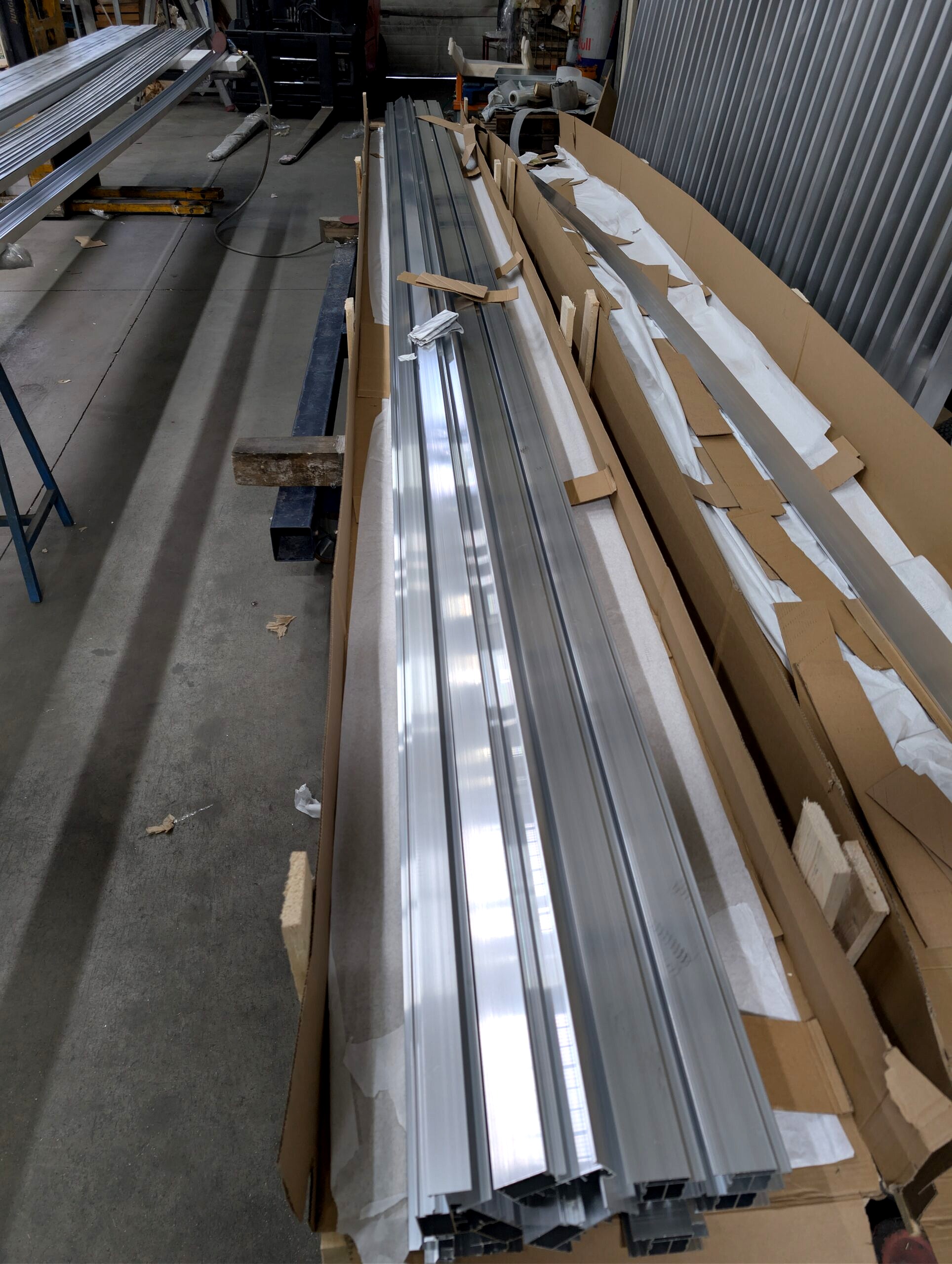 Profile aluminiowe przygotowane do seryjnego malowania proszkowego przed lakierowaniem