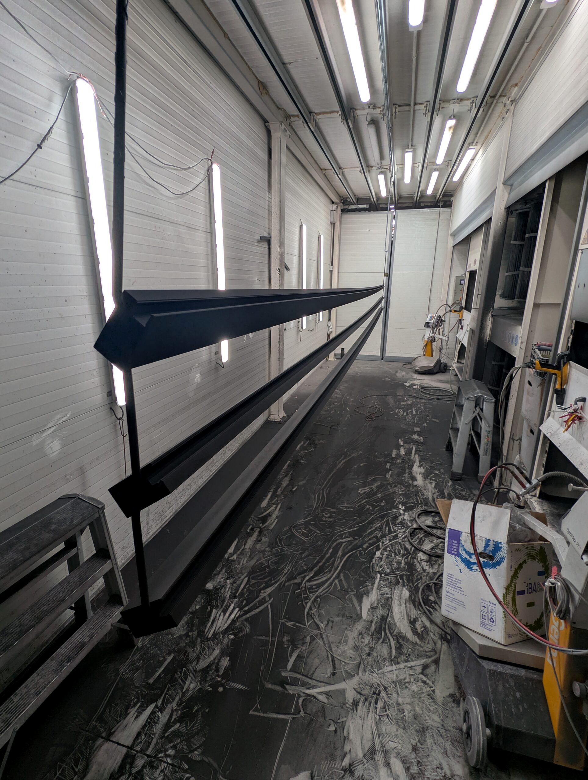 Seryjne malowanie proszkowe profili aluminiowych – ciemne profile po lakierowaniu