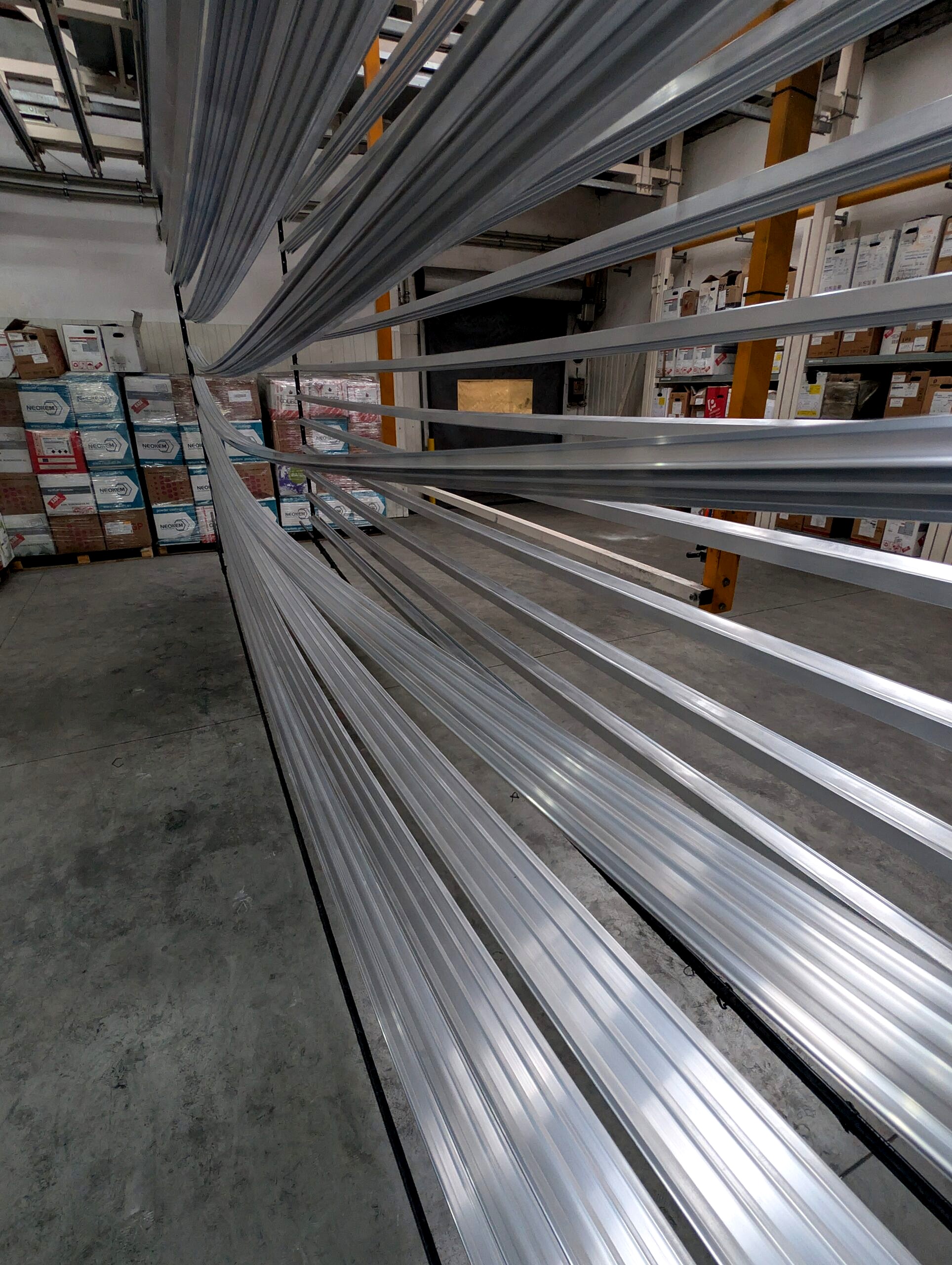 Seryjne malowanie proszkowe profili aluminiowych – profile po lakierowaniu