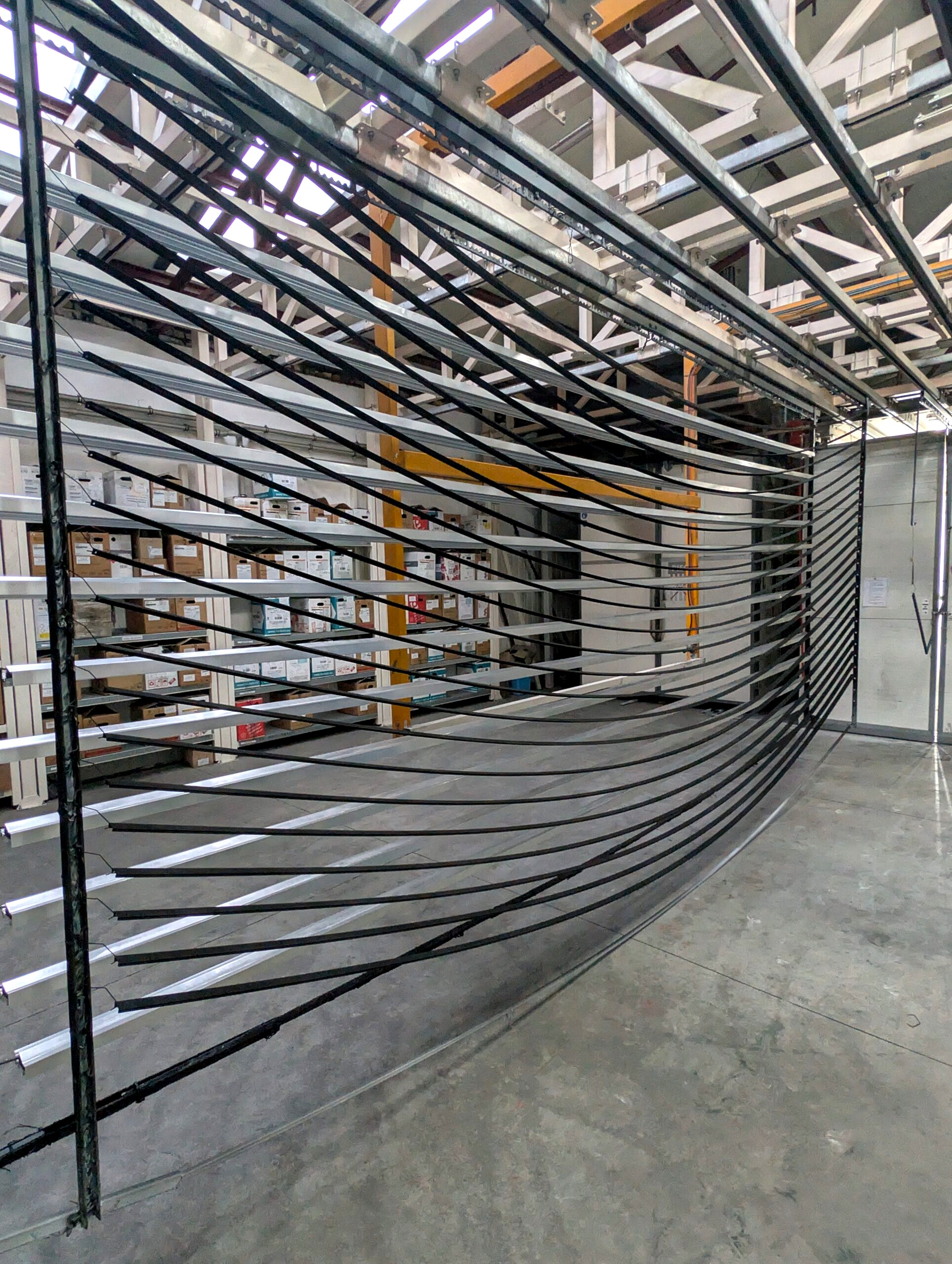 Seryjne malowanie proszkowe profili aluminiowych – zawieszone profile po utwardzeniu powłoki