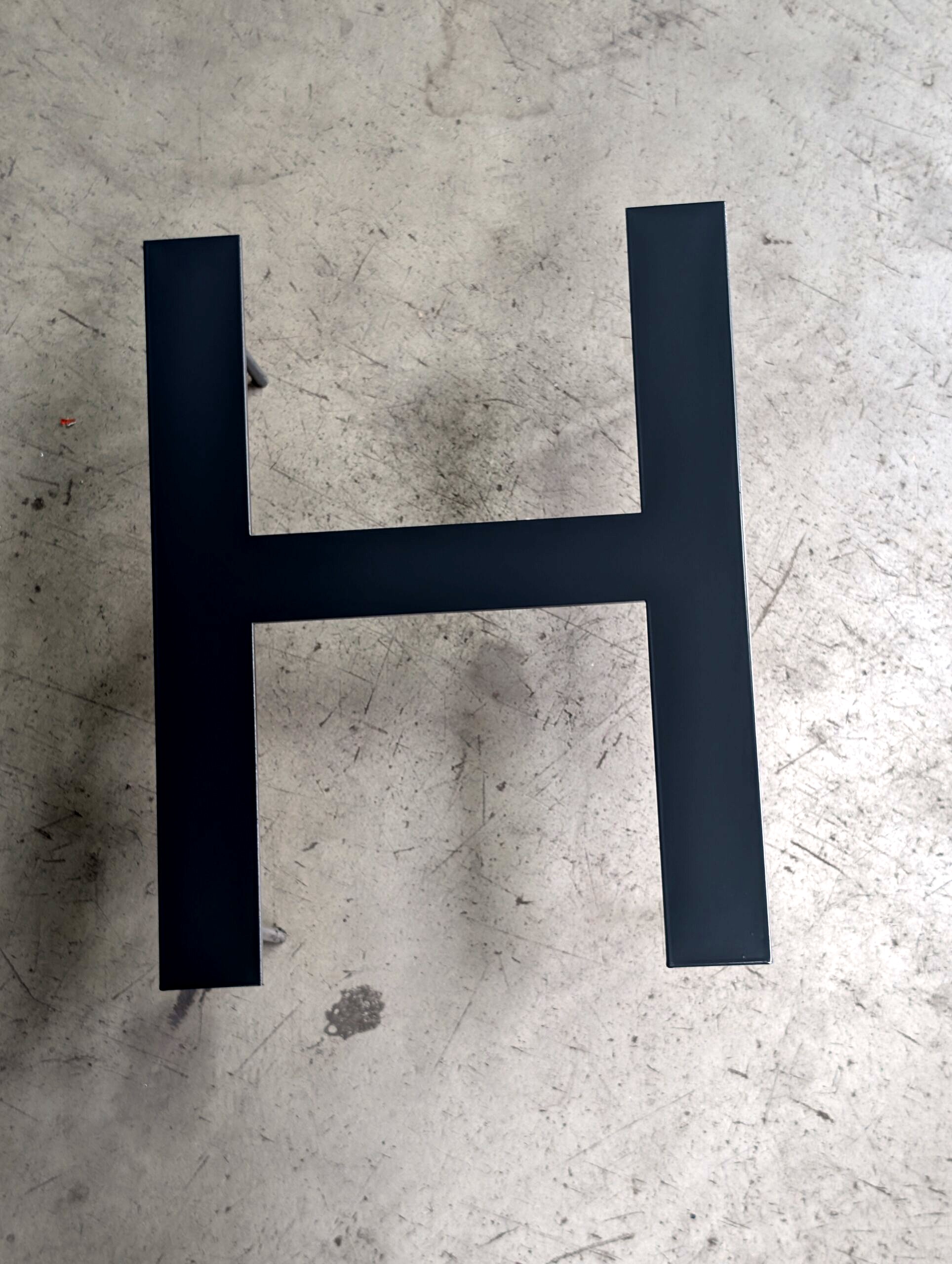 Stalowa litera dekoracyjna H po malowaniu proszkowym w kolorze antracyt satyna RAL 7016 – lakiernia proszkowa Koczargi