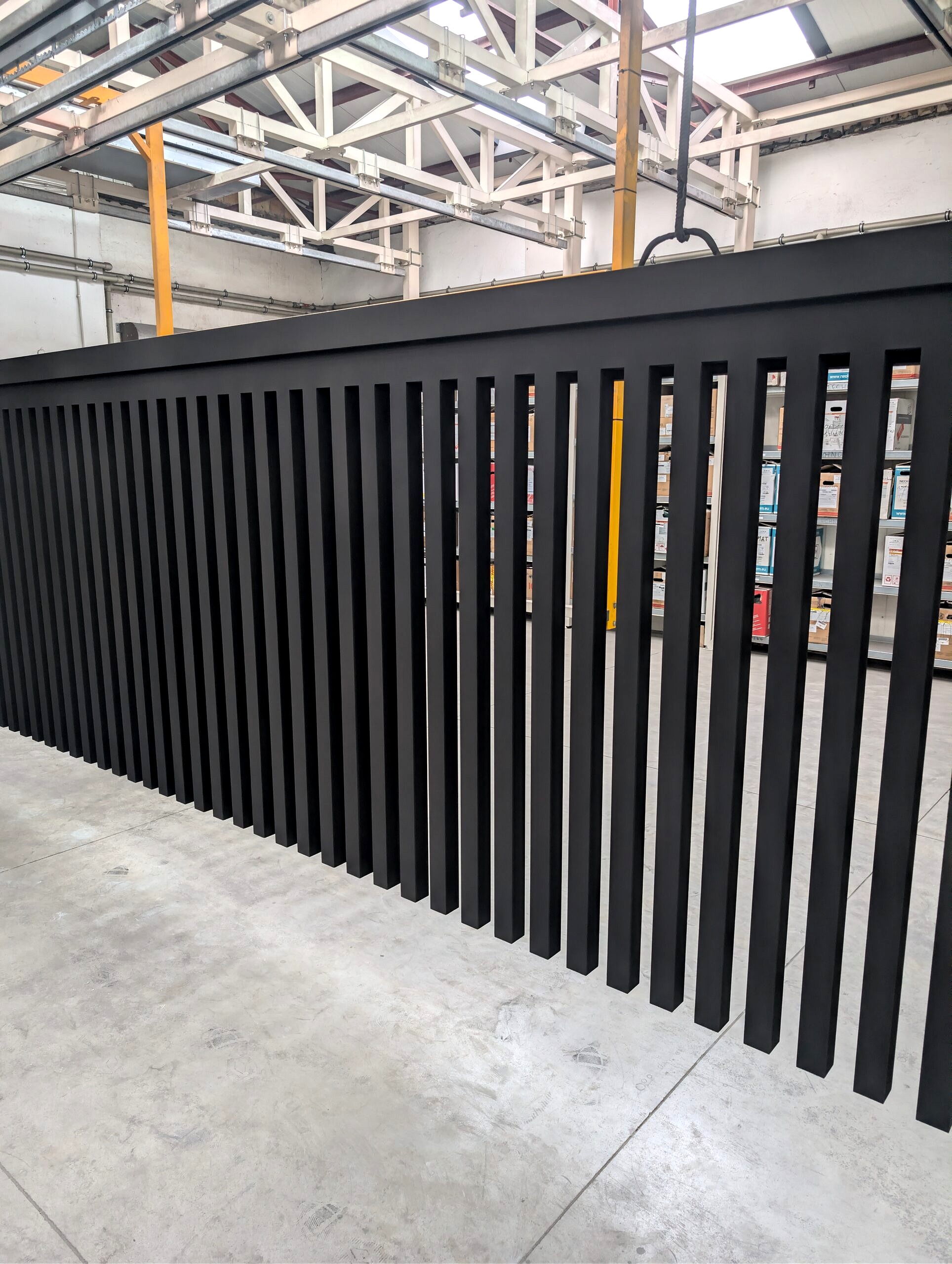 Ogrodzenie lamelowe stalowe po malowaniu proszkowym w kolorze czarnym mat RAL 9005 – lakiernia proszkowa Koczargi